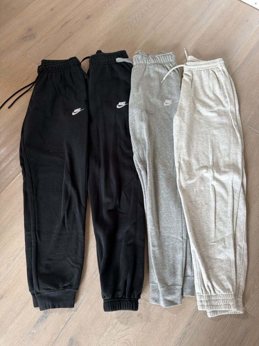 Nike Lotti di vestiti: À vendre 4 bas de jogging  dont 3 de marque Nike taille S – Usato da Chavornay venduto da son_svb8