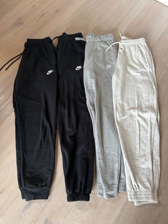 À vendre 4 bas de jogging  dont 3 de marque Nike taille S