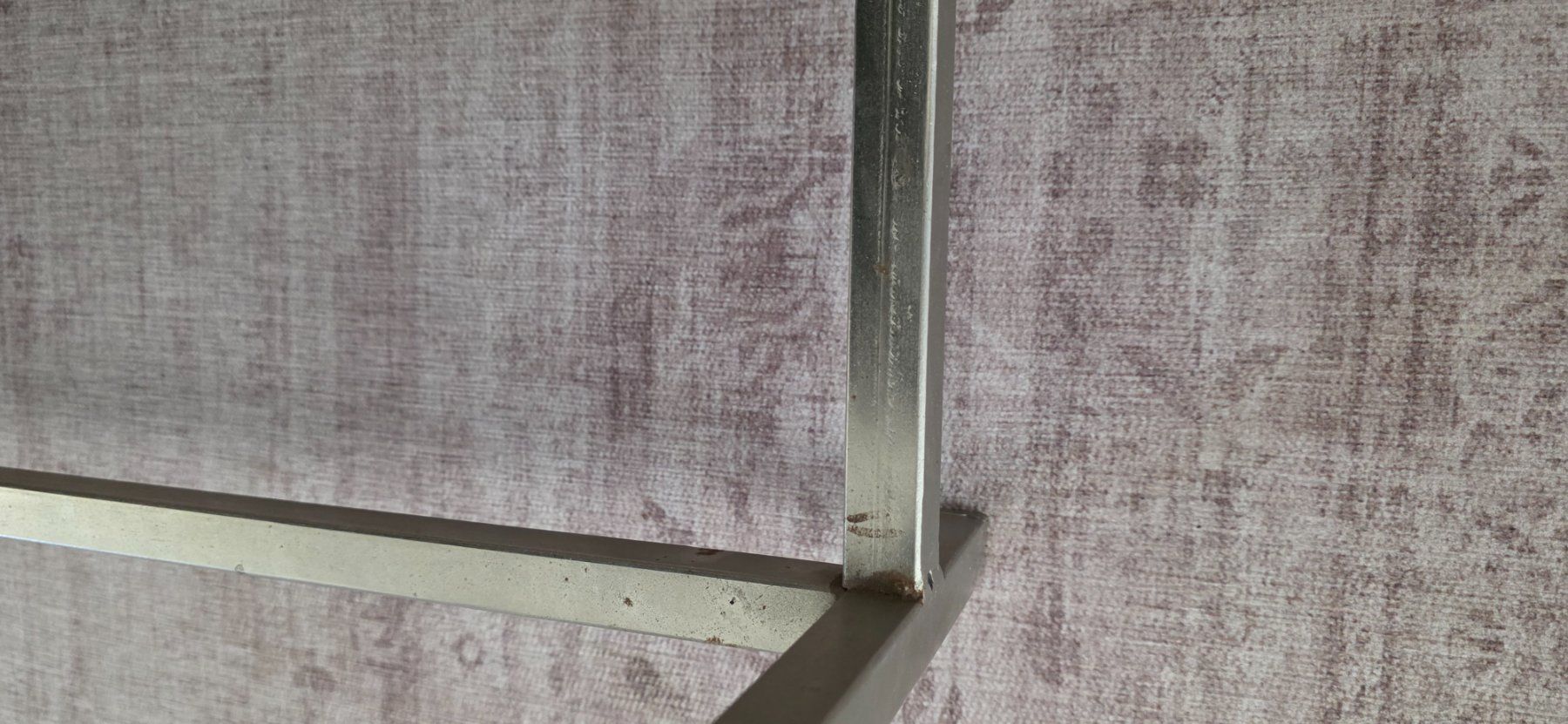 Tables: Couchtisch mit geschnitzter alter Holzplatte – D'occasion à Zürich par tabita 4