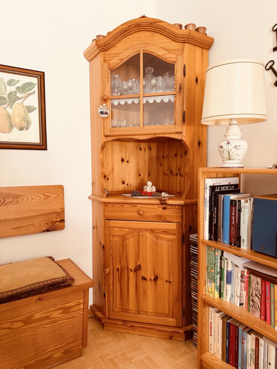 Vetrine: Charmante vitrine d'angle en bois massif – Usato da Crans-Montana venduto da Fgmannarino