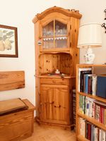 Charmante vitrine d'angle en bois massif