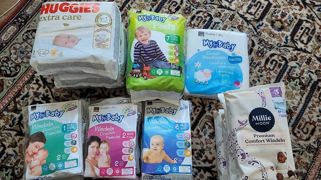 Secchi per pannolini & Pannolini: Neu: verschiedene Windelgrössen zu verkaufen – Nuovo e nell'imballaggio originale da Bulle venduto da amj_yt62