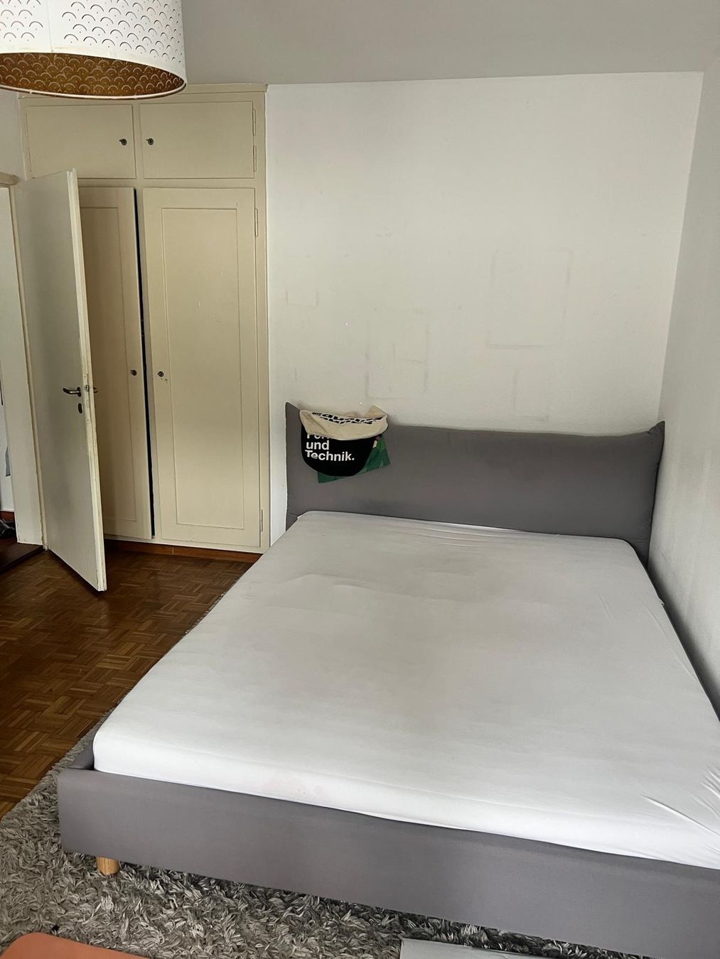 Maisons du monde Betten: Wunderschönes Bett mit Kopfteil Grau 160x200cm – Gebraucht aus Zürich von LauraBurth97