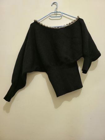 Pull Zara noir, taille S, avec des perles argentées ✨
