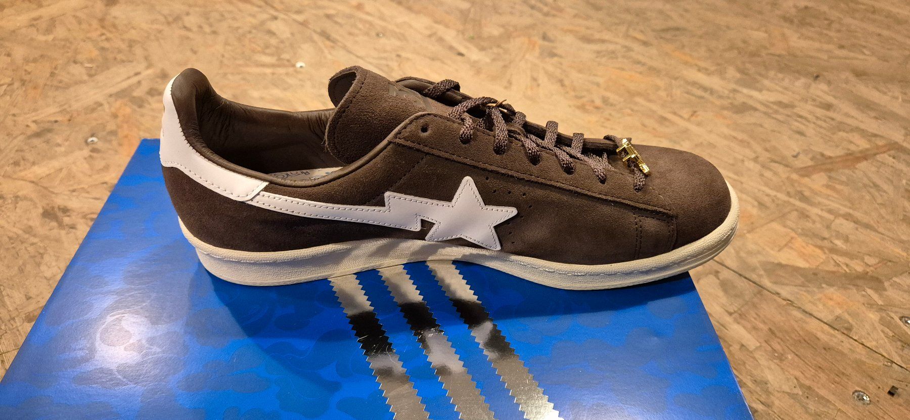 Bape Scarpe da uomo: adidas Campus 80s Bape 30e anniversaire marron – Nuovo e nell'imballaggio originale da Mollens VD venduto da djoul01
