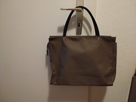 Sac à main Bags & More, couleur kaki très spacieux.