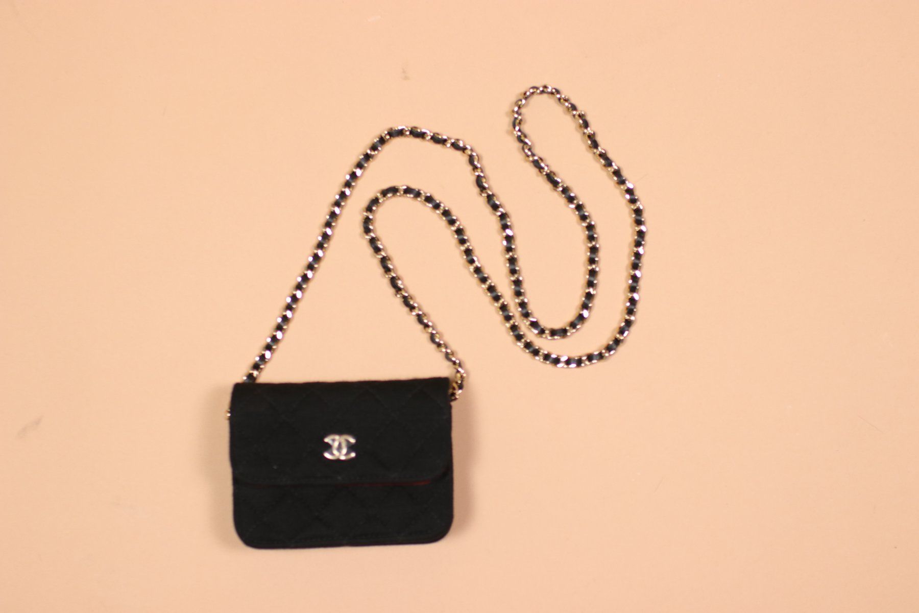 Chanel Borse da donna: 2000s CHANEL Mini Flap Bag - Black & Red Canvas – Usato da Hombrechtikon venduto da BAZ-Vintage 3