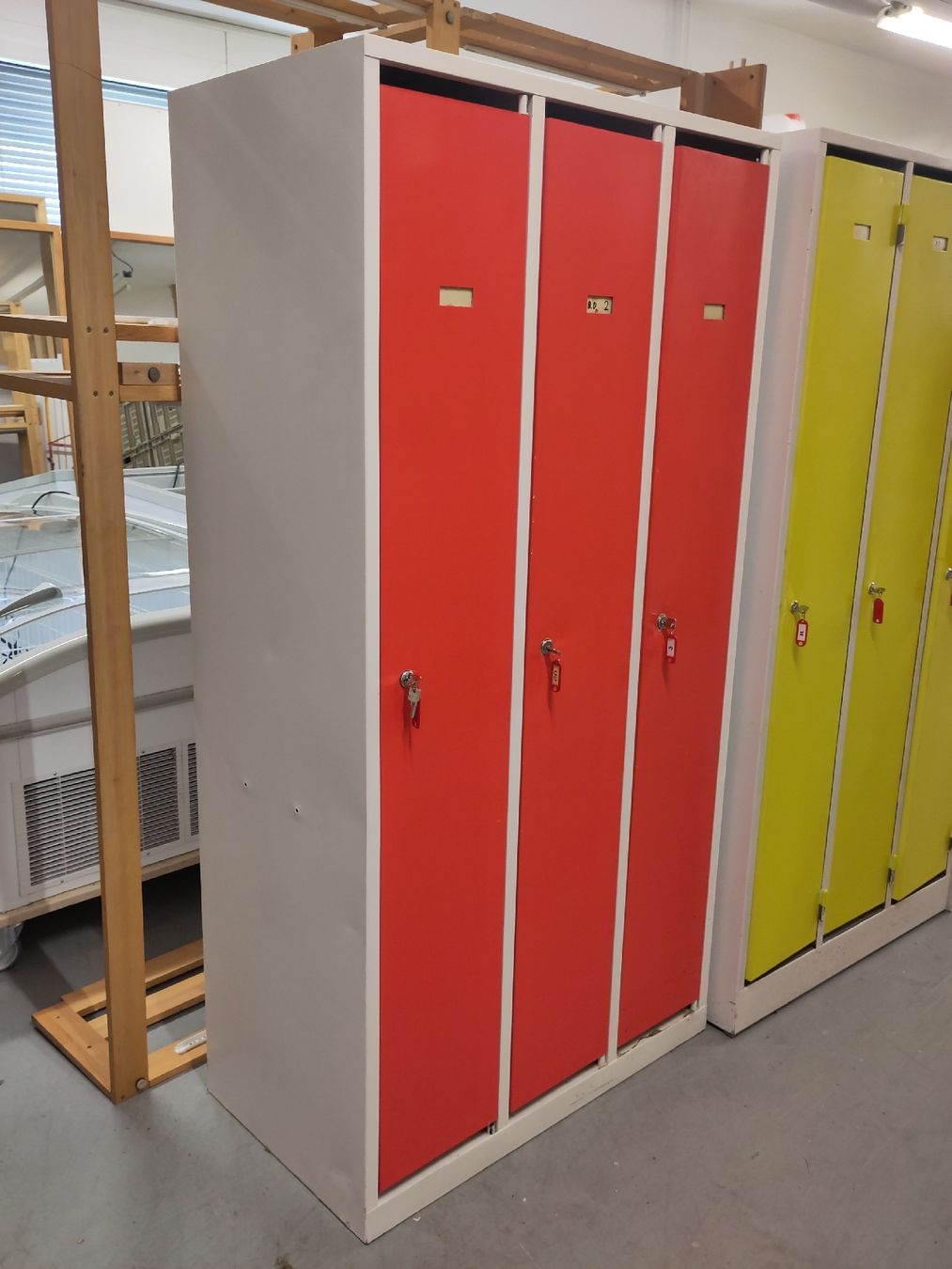 Armadi: Garderobenschrank/ Spind rot lackiert – Usato da Pratteln venduto da Cartonsducoeur_bl 1