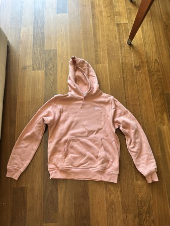 Lachsfarbener Nike Hoodie mit Kapuze