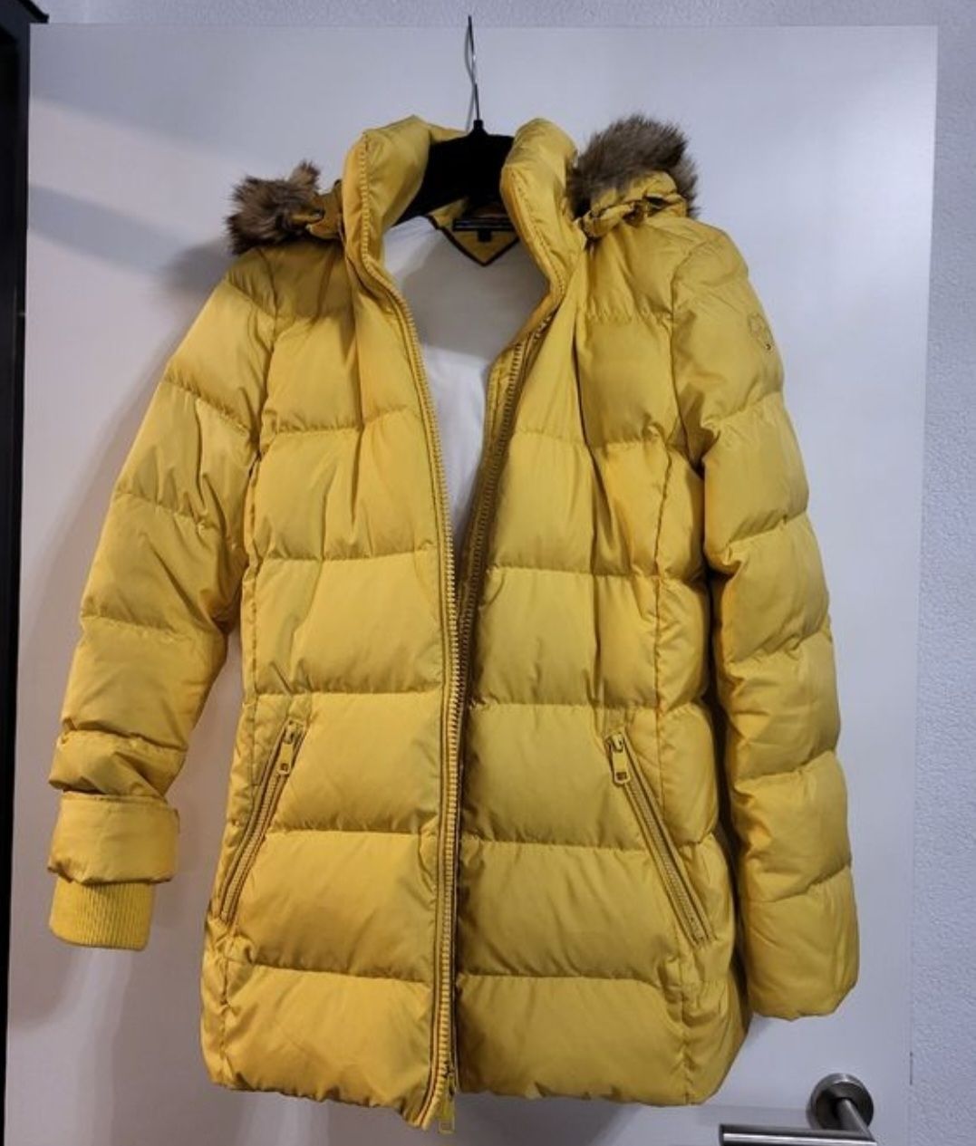 Tommy Hilfiger Giacche: Doudoune jaune à capuche Tommy Hilfiger, taille M – Usato da Rolle venduto da Loutre84