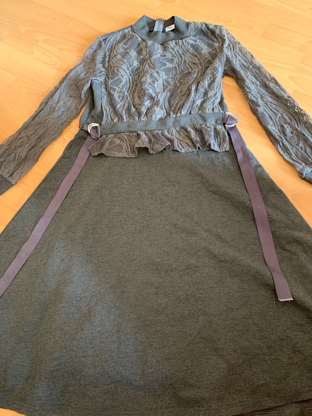 Kleider: Jolie robe grise Migeer taille L ou 40 – Gebraucht aus MEYRIN von Gwendo10