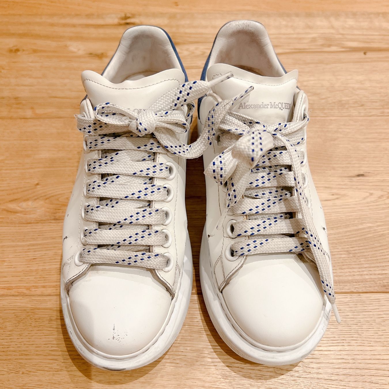 Alexander Mcqueen Chaussures femmes: Alexander McQueen Oversized Sneakers White Blue – Défectueux à Basel par Harper.G 4