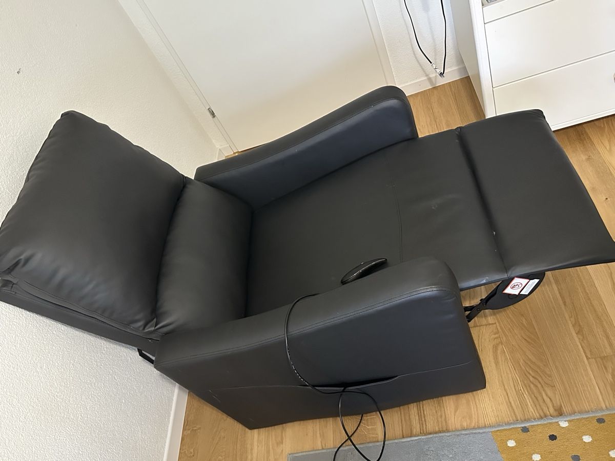 Sessel: Comfortable Black Leather Recliner – Gebraucht aus Affoltern am Albis von rot_682g 5