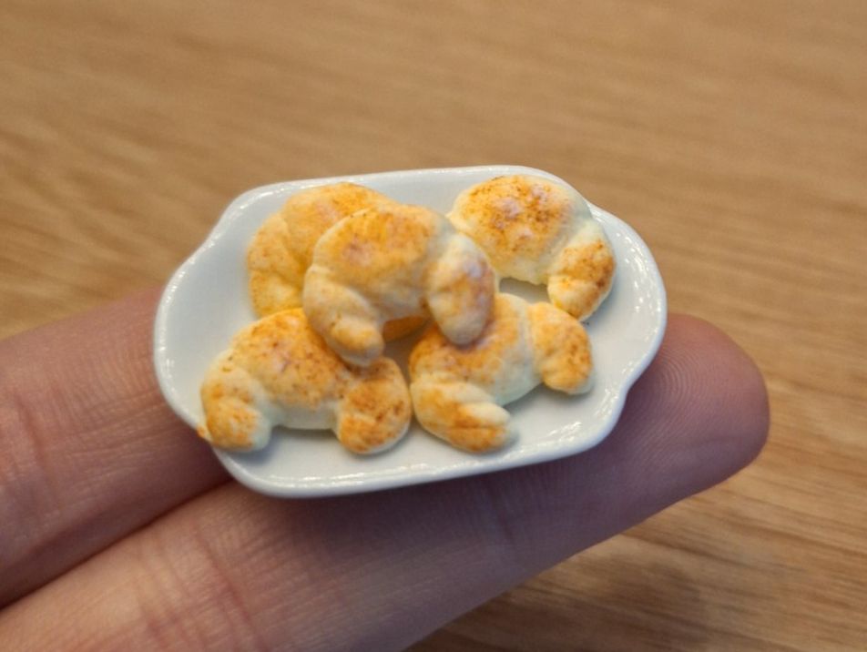 Case e mobili per bambole: Handmade Gipfeli auf Keramik Teller – Nuovo (secondo la descrizione) da Zürich venduto da HandmadeTinyFood