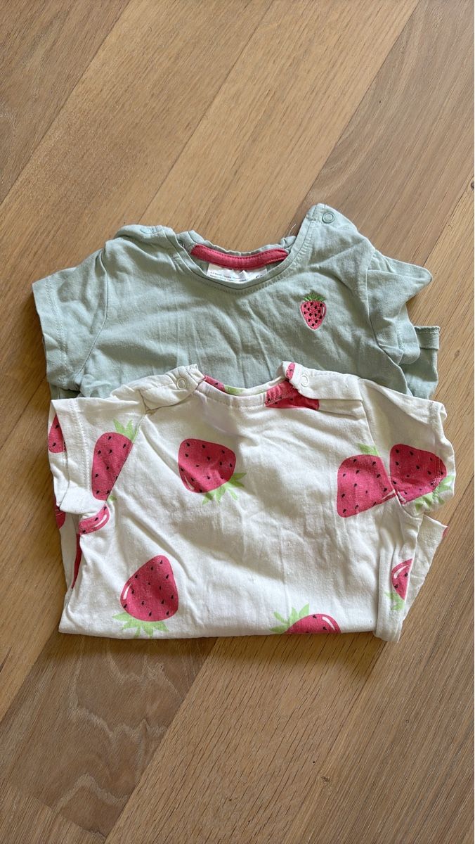 Camicie, Top & T-shirt: 2x Tshirt Erdbeeren Grösse 68 – Usato da Ermatingen venduto da car_5q9w