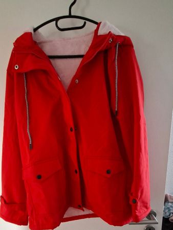 Rote Winterjacke mit Kapuze, gefüttert,  - Warm! NEU