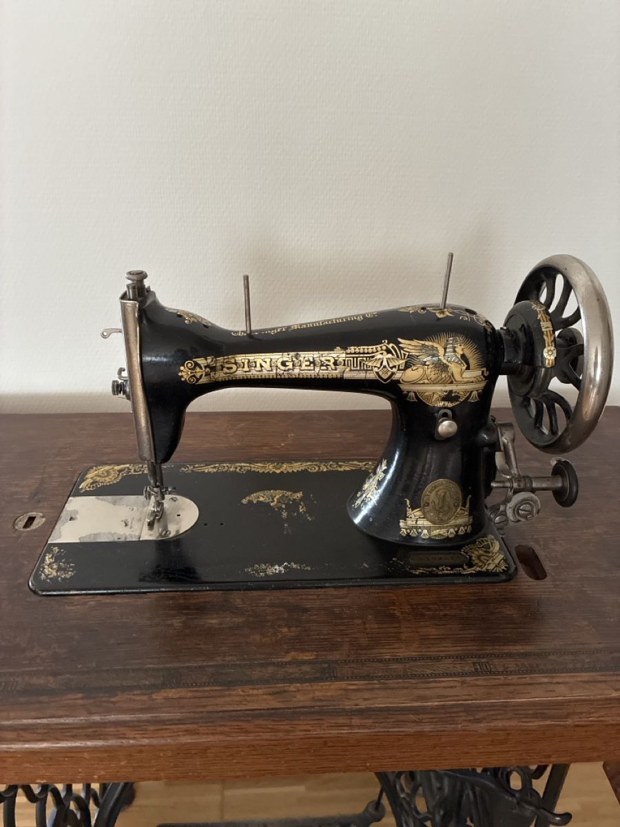 Singer Machines à coudre: Singer sewing machine with wooden table acceptable – Défectueux à Zürich par BlancaL 2