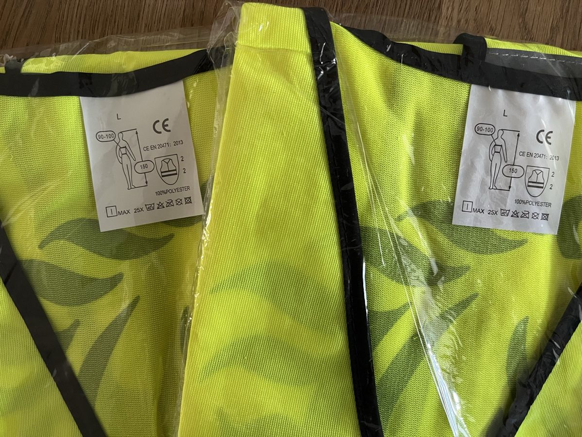 Gilets & Westen: Warnwesten gelb (2 Stück), Grösse L, NEU, Originalverpackt. – Neu und originalverpackt aus Sursee von Since1975 1