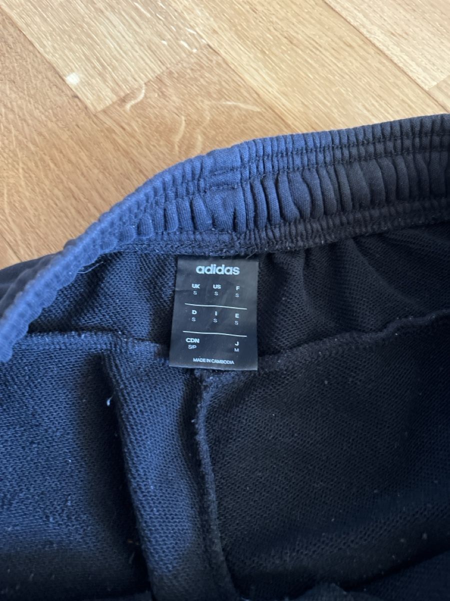 Adidas Pantaloni: Schwarze Adidas Trainingshose Gr. S – Usato da Basel venduto da zoralliv 6