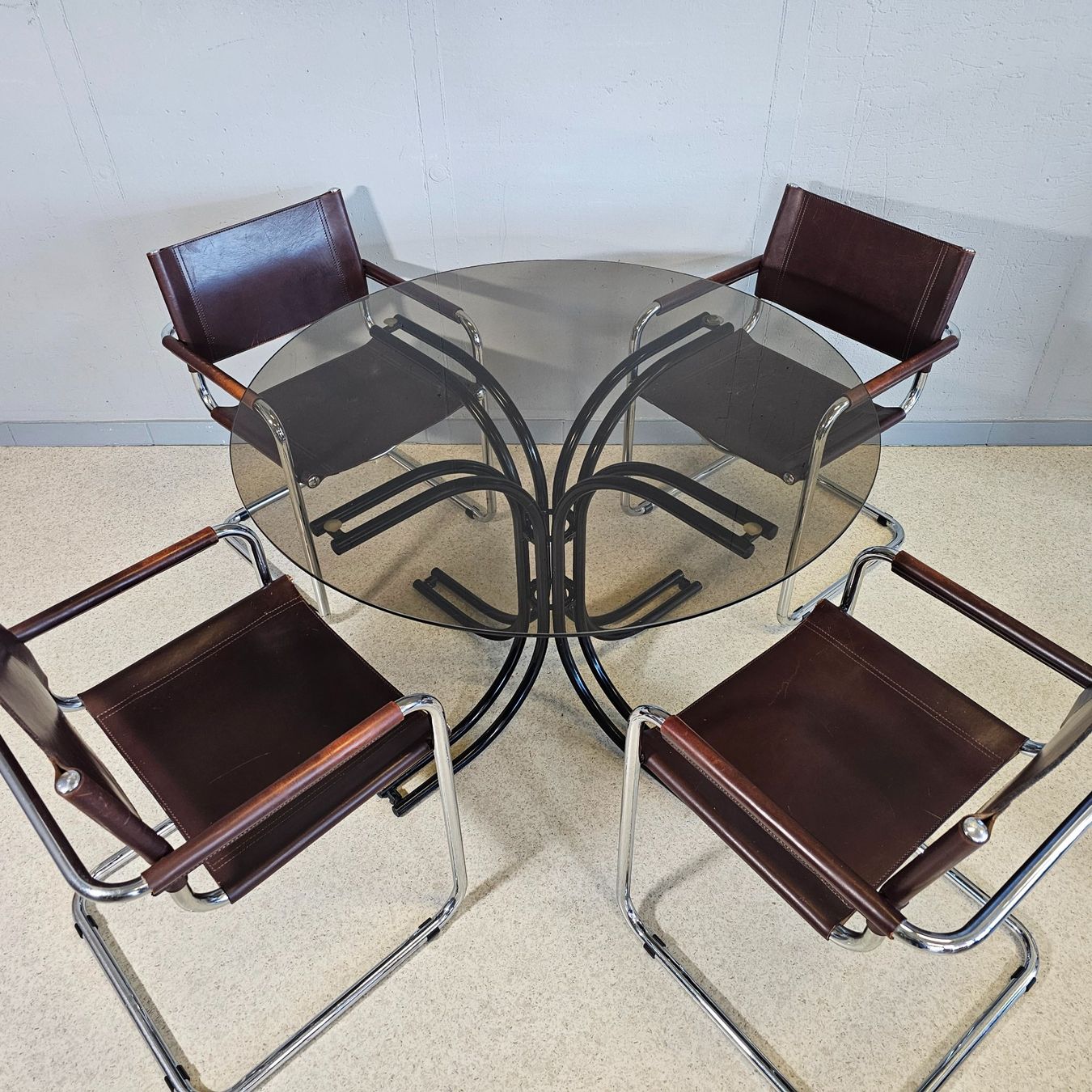 Tavoli: 1980 Glas Dining Table Esstisch Rauchglas, Doppel- Stahlrohr – Usato da Nottwil venduto da Wondewa-Shop 1