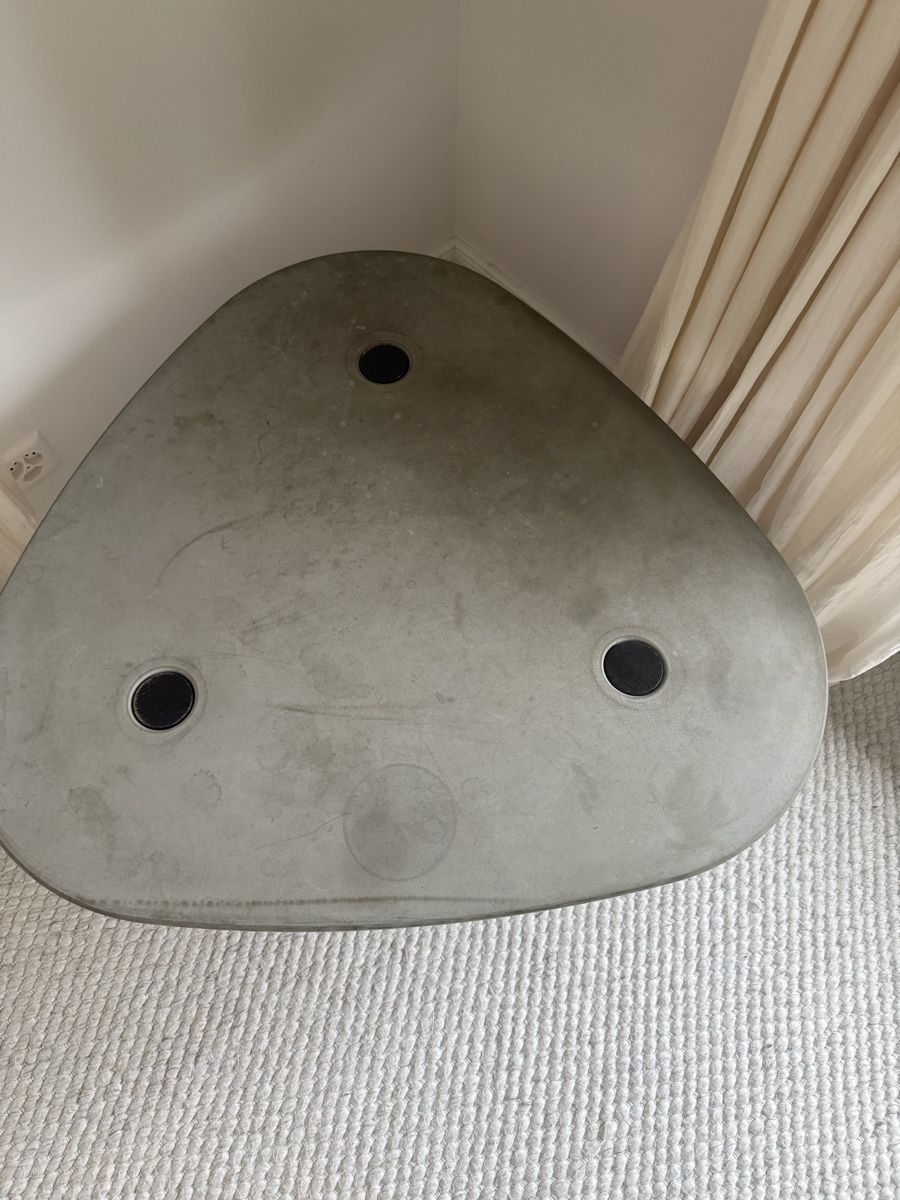 Tavoli: Triangle Concrete Coffee Table – Usato da Richterswil venduto da Ancyk 2