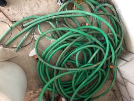Gartenschlauch mit Anschlussstücken, gebraucht, Grün
