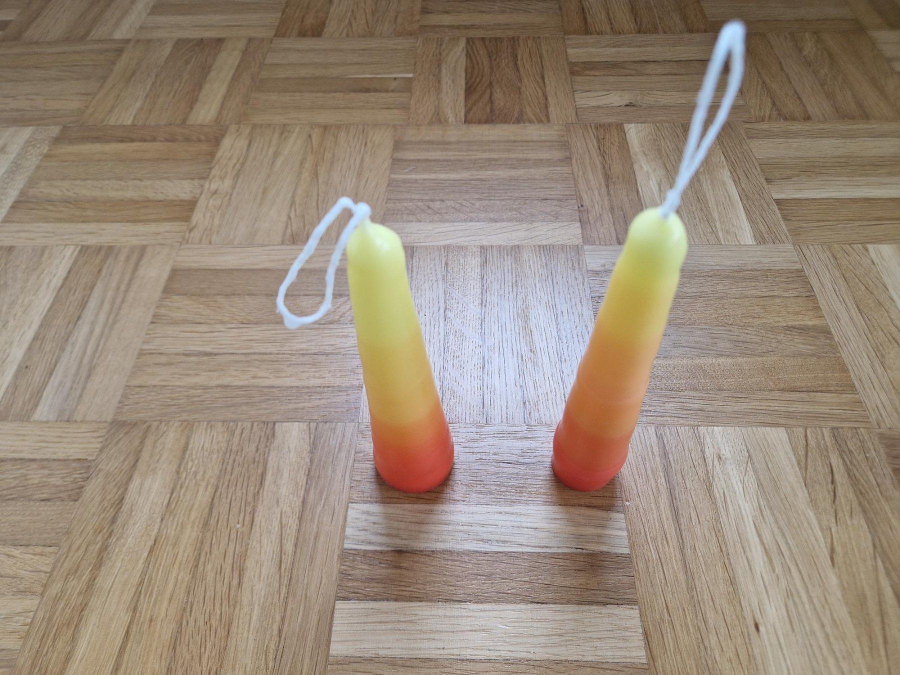 Candele: 2 farbige Weihnachtskernen (rot, orange, gelb) – Nuovo (secondo la descrizione) da Zürich venduto da yro_qvz7 1