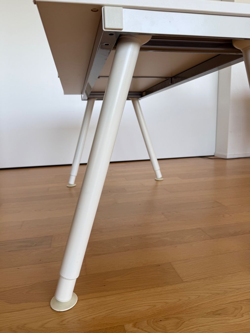 Ikea Scrivanie: Weisses Pult manuell höhenverstellbar – Usato da Gisikon venduto da Leandro2006 1