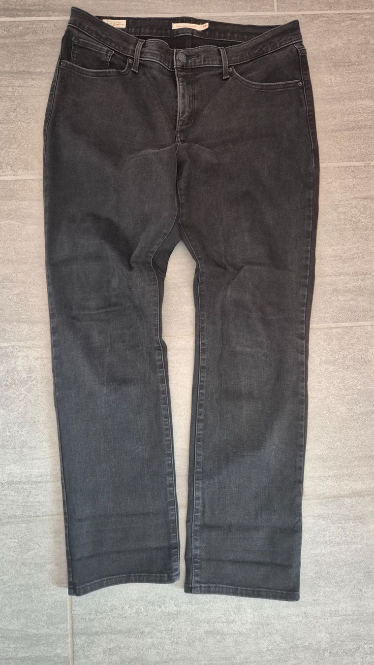 Levi's Jeans: Levi's Damenhose, schwarz, Grösse 14W, Shaping Effect – Gebraucht aus Wädenswil von frandzrh