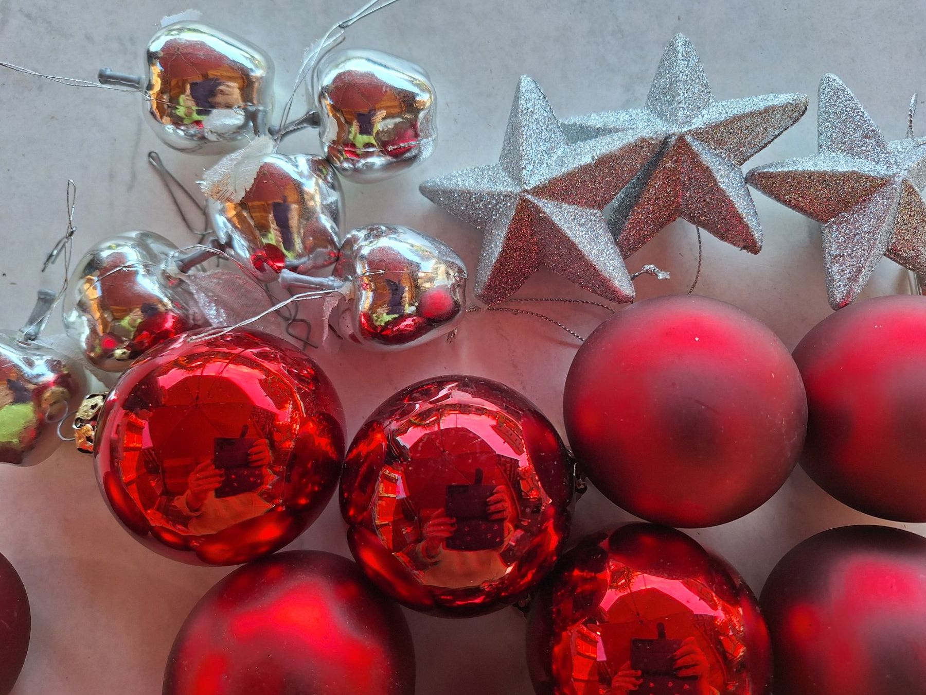 Tutte le decorazioni: WEIHNACHTSKUGELSET IN ROT & SILBERFARBE – Usato da Huttwil venduto da Kunterbuntli 1