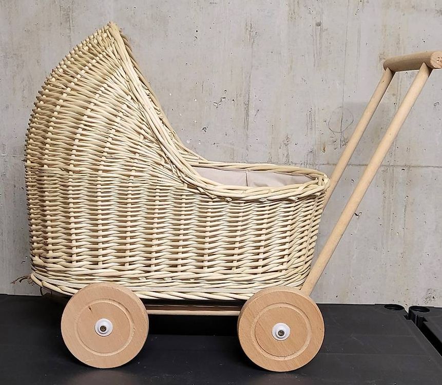 Puppenwagen: Weidenwagen für Puppen Handgefertigt weiß mit Kissen Decke – Neu und originalverpackt aus Affeltrangen von b.fly. 1