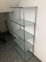 Metallregal mit Glasböden