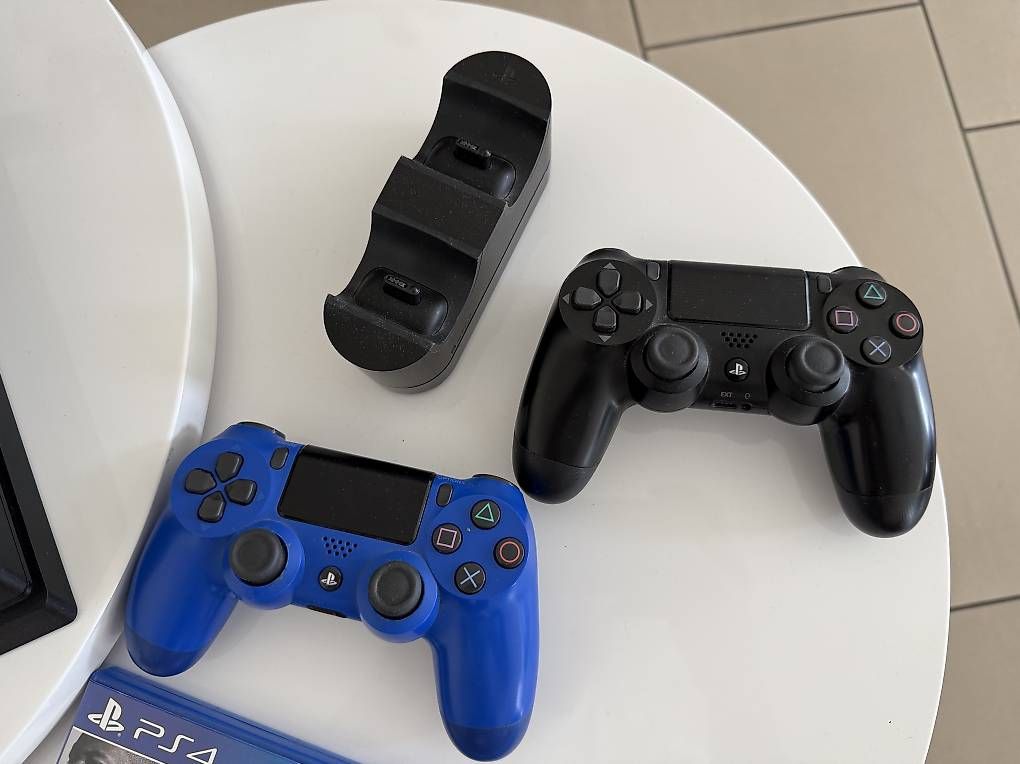 Sony Console: PS4 Pro + 2 Controller + Sony-Ladestation + 4 Spiele – Usato da Cureglia venduto da pie_j2zm 3
