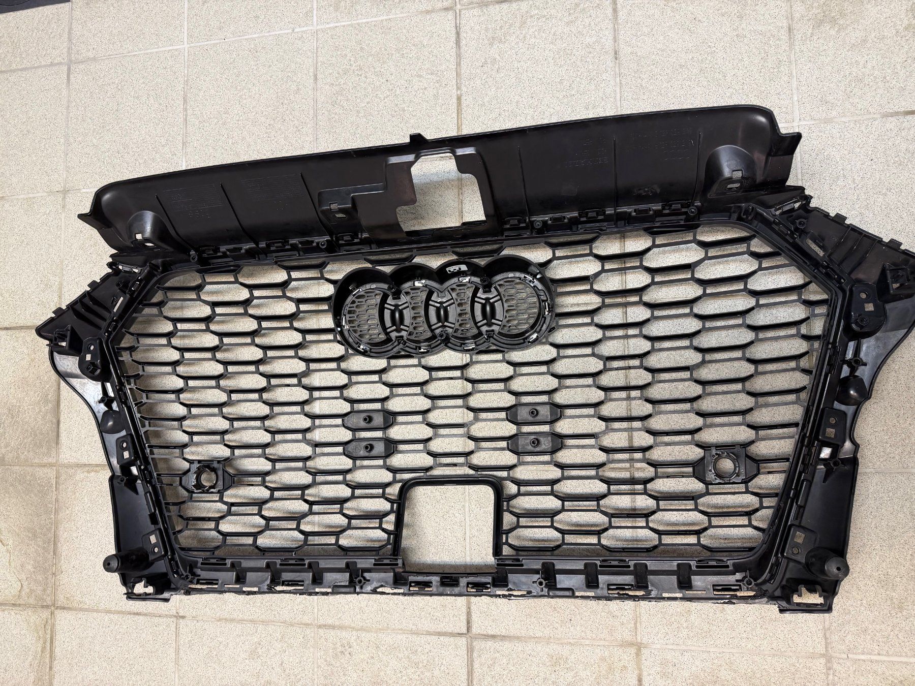 Audi Tutti pezzi di ricambio auto: Calandre Audi A3 année 2020 Noir Brillant – Usato da Trélex venduto da jd550spyder 1
