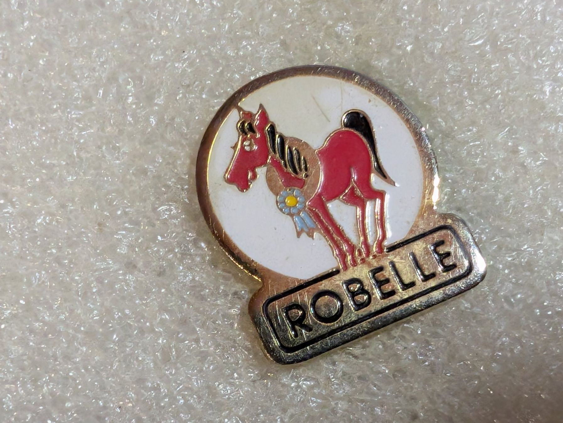 Plaketten & Abzeichen: Ansteckbutton 242: Robelle – Gebraucht aus Oppligen von Pin-Fall-Shop