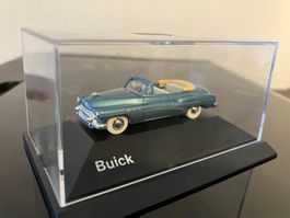 Praline Buick DeLuxe Cabrio hellblau-met 1:87 in Vitrine