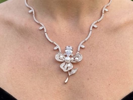 Colliers: Collier et Broche Fleur Couture – Neuf avec emballage d'origine à St-Maurice par Sandrinette123