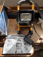 LED Akku Fluter 10W / Kabelloser Scheinwerfer
