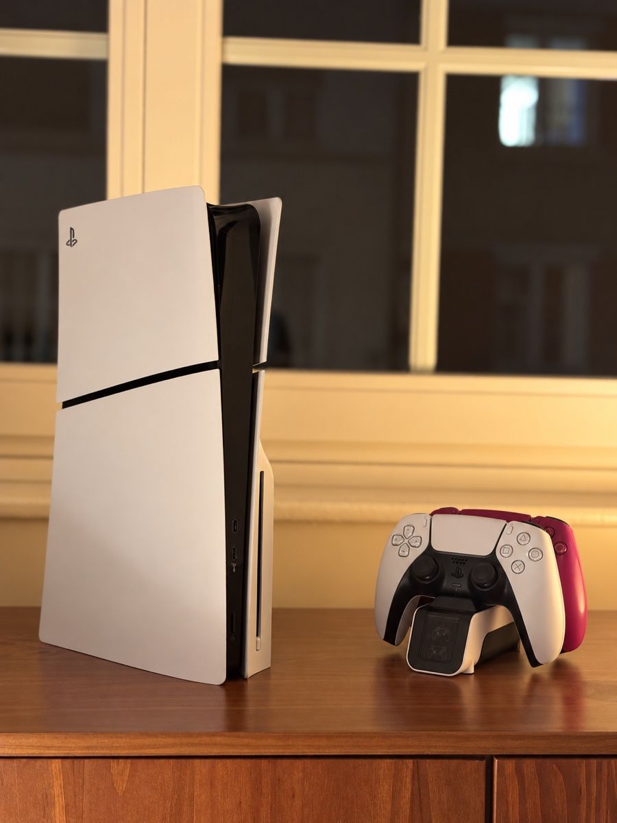 Sony Konsolen: PS5 Slim Disc Edition 1TB | 2 DualSense Controller + Extras – Gebraucht aus Riehen von M1rc2ll
