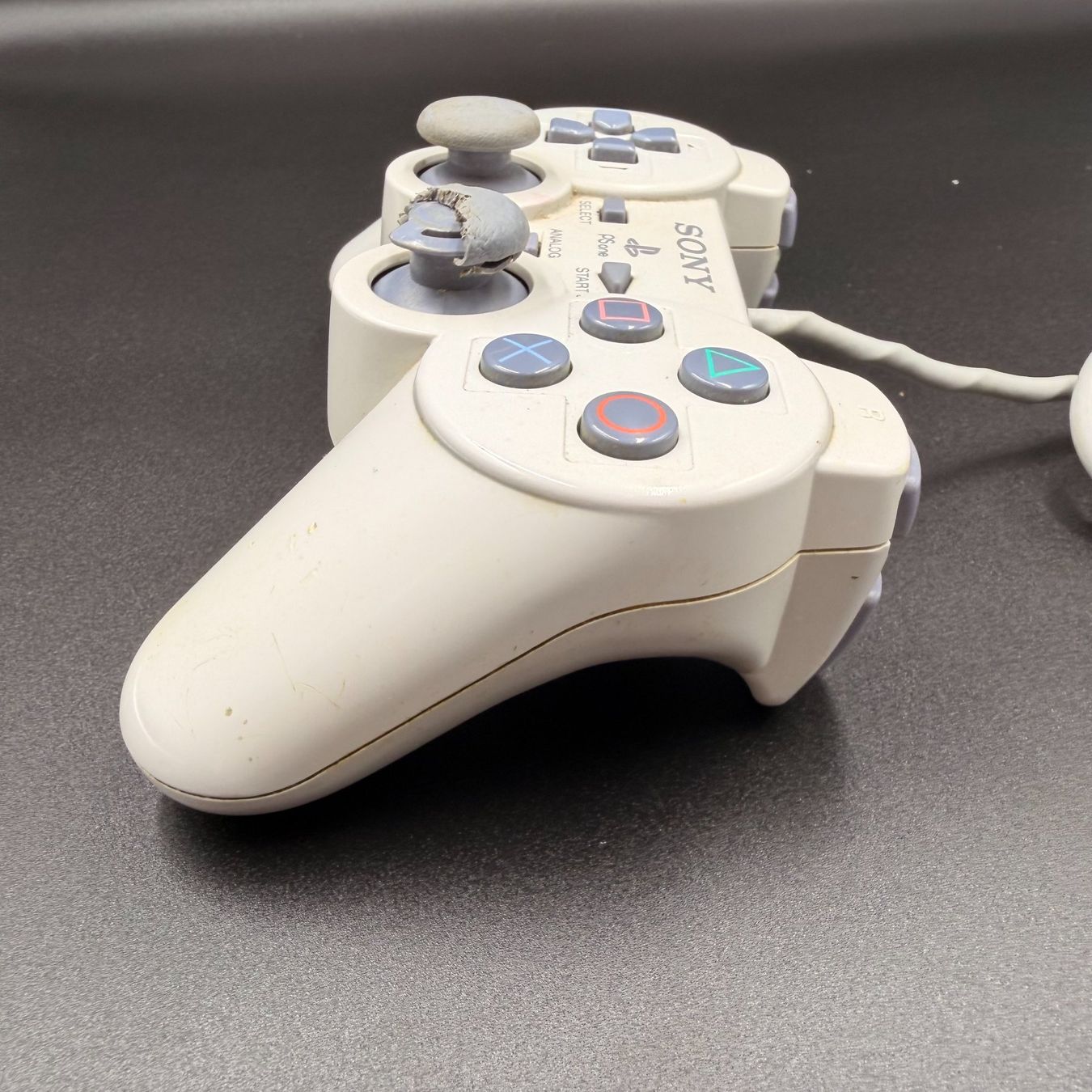 Sony Controller: Sony PlayStation PSone Controller weiss – Usato da Düdingen venduto da Nerdworld 3