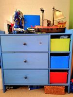 Kommode blau mit 3 Schubladen und Aufsatz