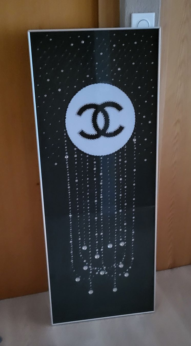 Foto & Immagini: Chanel Bild mit Strasssteinen, ein Blickfang! – Usato da Wangen ZH venduto da Macle 2
