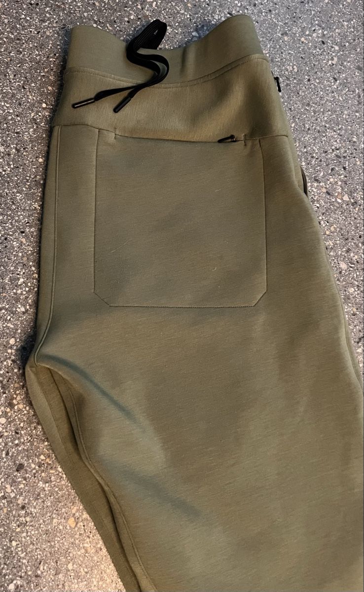Pantaloni: ON sweatpants – Usato da Lausanne venduto da NYC67 3