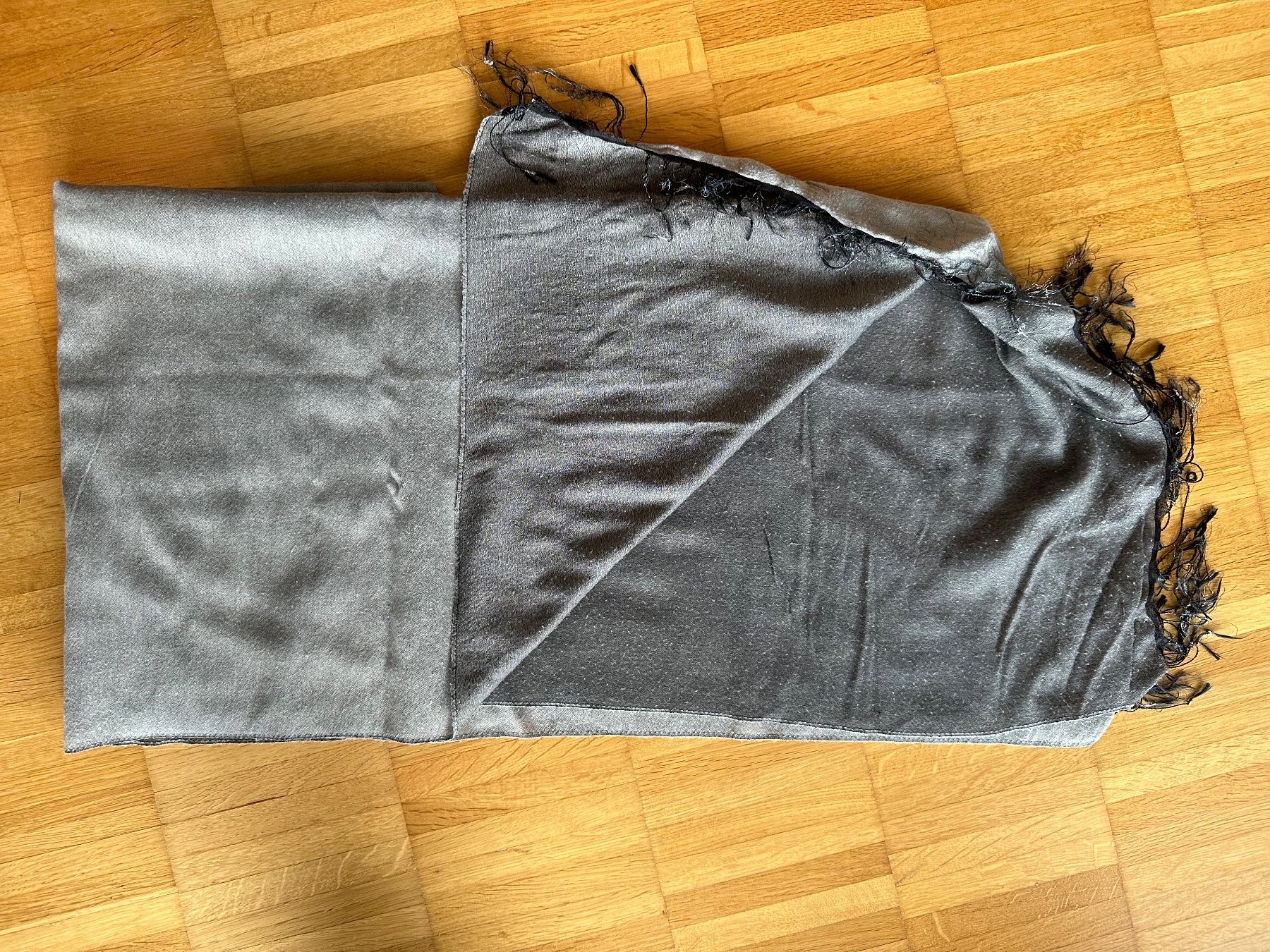 Foulard & Sciarpe: Hell und Dunkel grauer Schal – Usato da Zug venduto da tami12 1