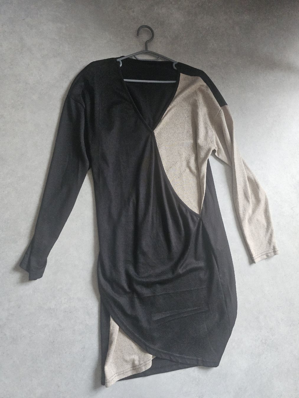 Vestiti: Robe noire et beige taille L – Usato da Sornetan venduto da T.a333