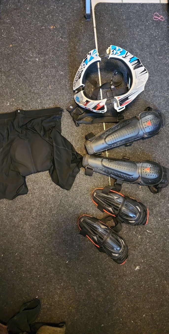 Protezioni & Imbottiture: Downhill Schutzbekleidung Set Nackenschutz Knie Ellenbogen – Usato da Berneck venduto da erato6