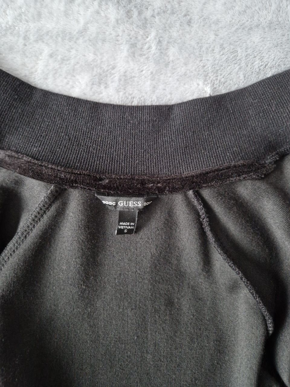 Guess Tute: Guess Velours-Trainingsanzug Schwarz Grösse S – Usato da Bülach venduto da Recherchieren 6