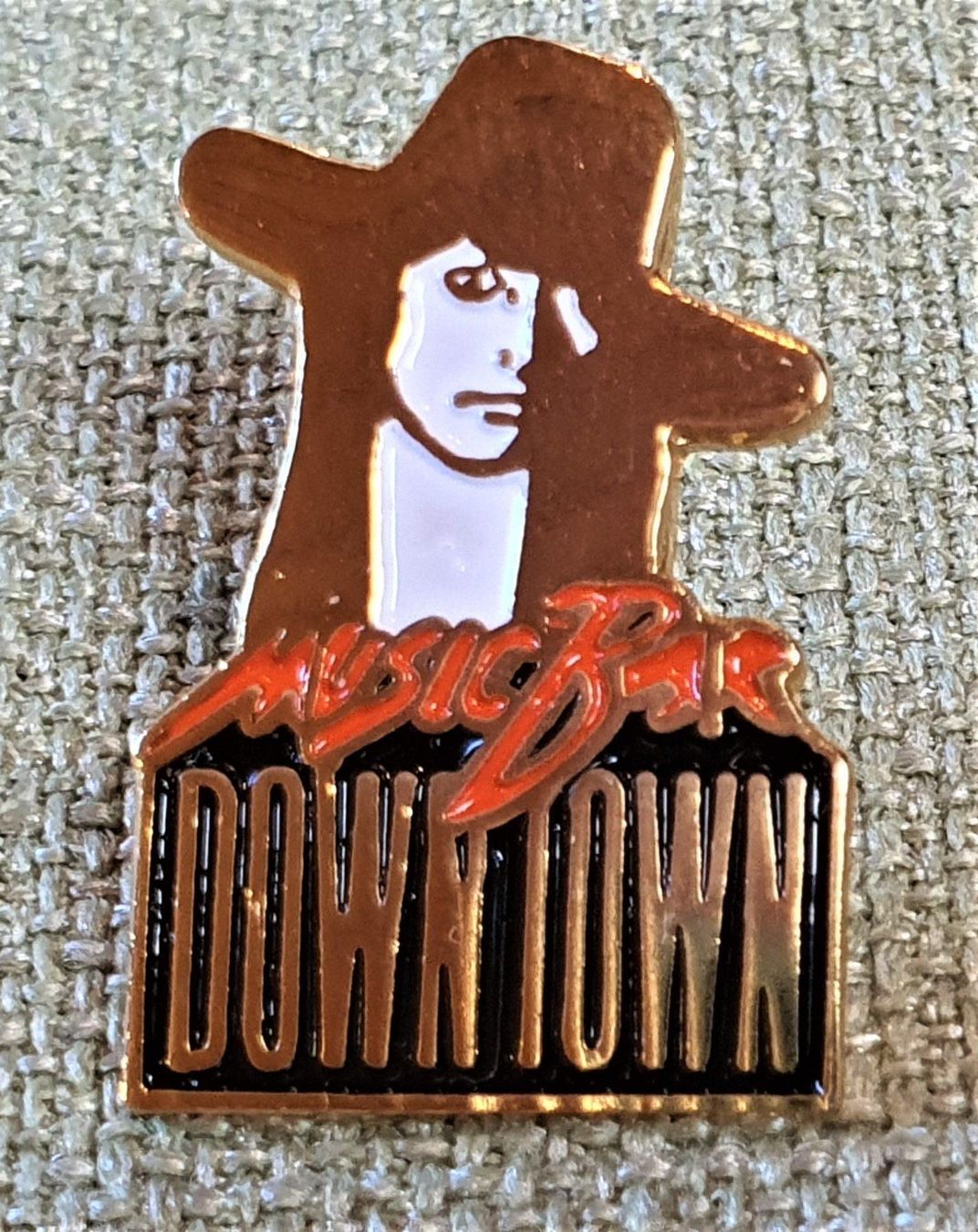Placchette & Badge: E026 - Pin Musik Bar Down Town – Usato da Reinach BL venduto da Boston-Verkauf