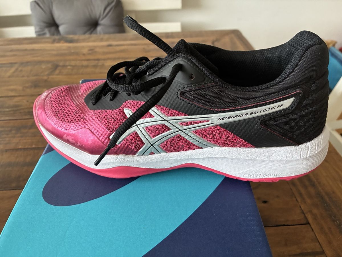 Asics Scarpe da donna: Asics Netburner Ballistic FF, Grösse 39.5, Neu – Nuovo e nell'imballaggio originale da Zürich venduto da Msirco 2