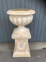 Dekorativer Pokal mit Säule aus Kunststoff H ca. 95cm ⌀ 50cm